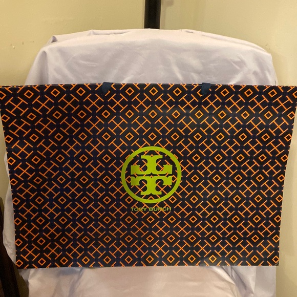 Tory Burch Handbags - 1 XL Authentic Tory Burch shopping bag with Cloths handle